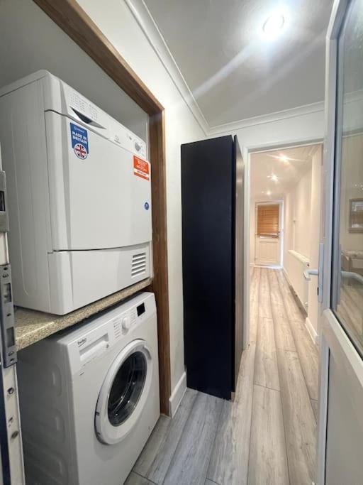 Adorable 1-Bedroom Entire Place With Free Parking Cambridge  Exterior photo
